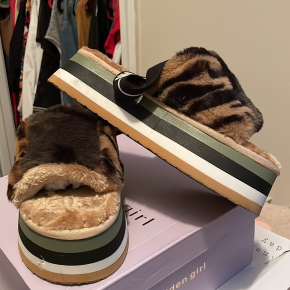 Steve Madden platform Leopard slippers - Picture 2 of 3